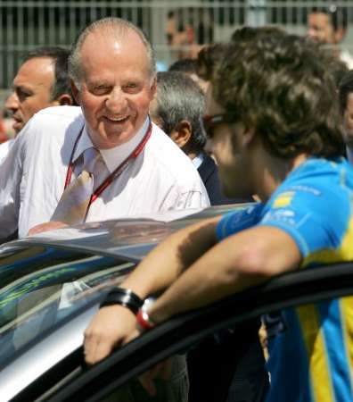 Španělský král Juan Carlos (vlevo) debatuje s Fernandnem Alonsem před startem domací velké ceny F1. | Foto: Reuters