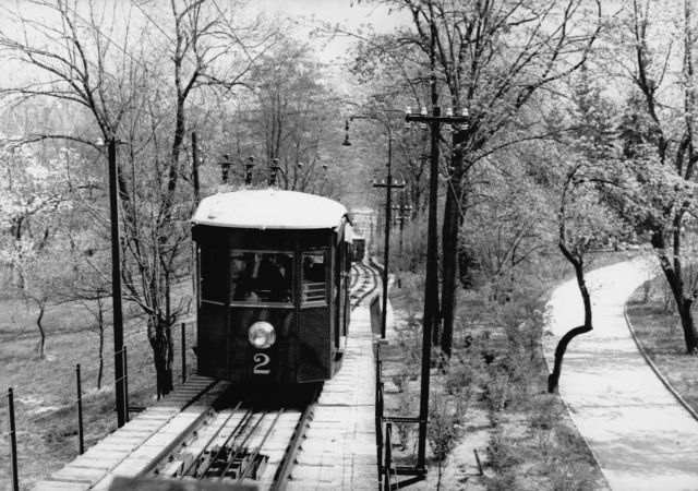 Lanovka v prosinci 1941. Provoz byl dočasně zastaven na podzim 1938 a na konci druhé světové války. | Foto: ČTK