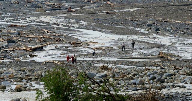 Záchranáři prohledávají zavalenou vesnici. | Foto: Reuters