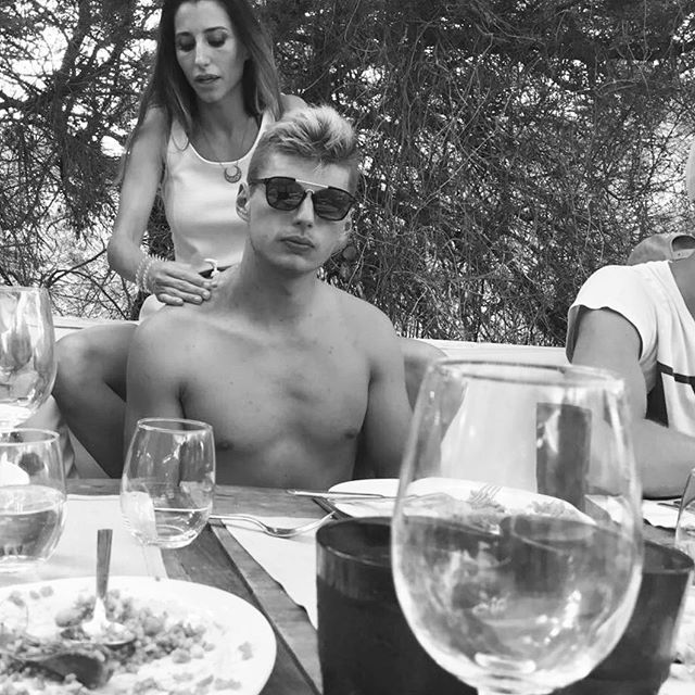 Max Verstappen nepohrdnul lehkou masáží zad uprostřed party. | Foto: Instagram