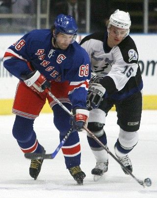 Jaromír Jágr z New York Rangers (vlevo) v souboji s Nikitou Alexejevem z Tampy Bay v zápase NHL. | Foto: Reuters