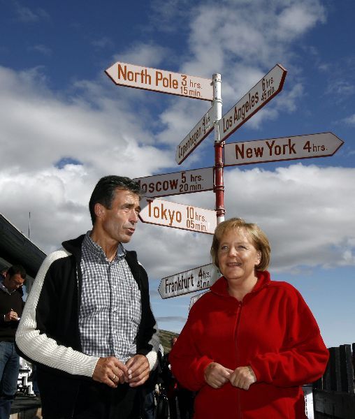 German Chancellor Angela Merkel stands with Denmark's Prime Minister Anders Fogh Rasmussen at Kangerlussuaq airport in Greenland August 16, 2007, waiting for further flight to Ilulisaat. Merkel and Environment Minister Sigmar Gabriel are on a two day visit to Greenland to get information on consequences of global warming. REUTERS/Michael Kappeler/Pool (GREENLAND) | Foto: Reuters