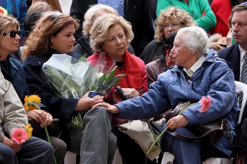 Dcera Jicchaka Rabina Dalia (vlevo) a Rabinova sestra Rachel Yaaková (vpravo) přišly v den desátého výročí Rabinovy smrti k jeho hrobu. | Foto: Aktuálně.cz