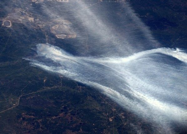 Vidět je i mnohem dál - vlny dýmu v kanadské Albertě jsou vidět i z vesmíru. Toto je snímek z Mezinárodní vesmírné stanice. | Foto: Reuters