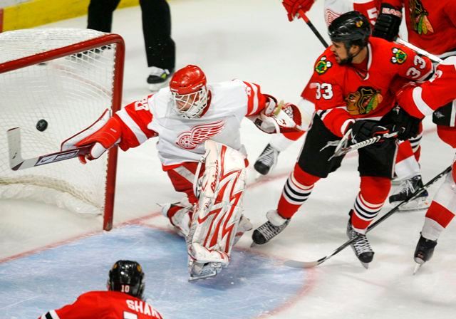 Třetí utkání série rozhodl ve druhé minutě prodloužení Patrick Sharp. | Foto: Reuters