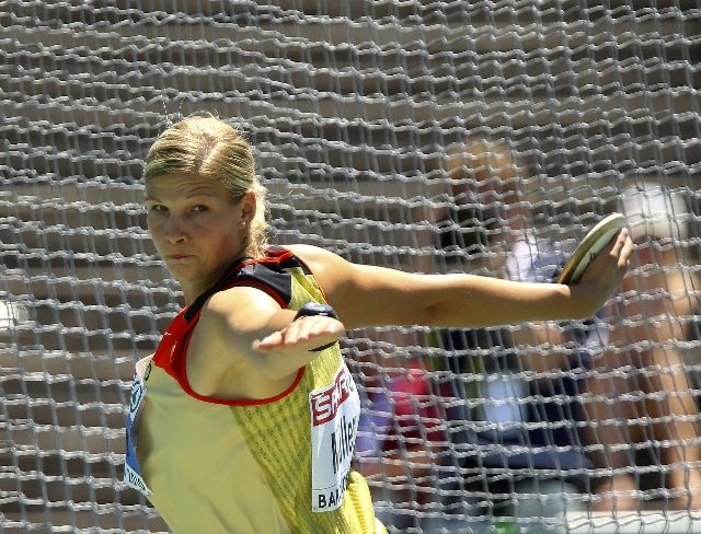 Mezi diskařkami se nedařilo Věře Cechlové, která nezaznamenala jediný platný pokus. Takhle házela Němka Müllerová. | Foto: Reuters