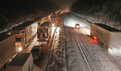 Pohled na stojící kolonu na 111. kilometru dálnice D1. Dálnice byla uzavřena na Vysočině od devíti do jedné hodiny v noci na 18. prosince. | Foto: ČTK