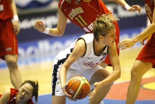 Česká basketbalistka Jana Veselá v oblěžení čínských hráček v prvním zápase osmifinálové skupiny MS. | Foto: ČTK/AP