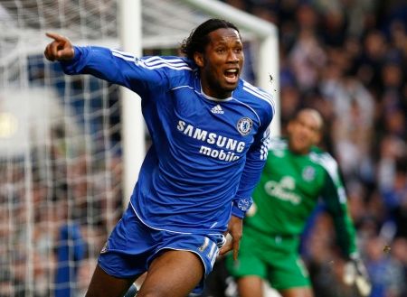 Didier Drogba z Chelsea se raduje z gólu v síti Evertonu v zápase anglické PRemier LEague. | Foto: Reuters