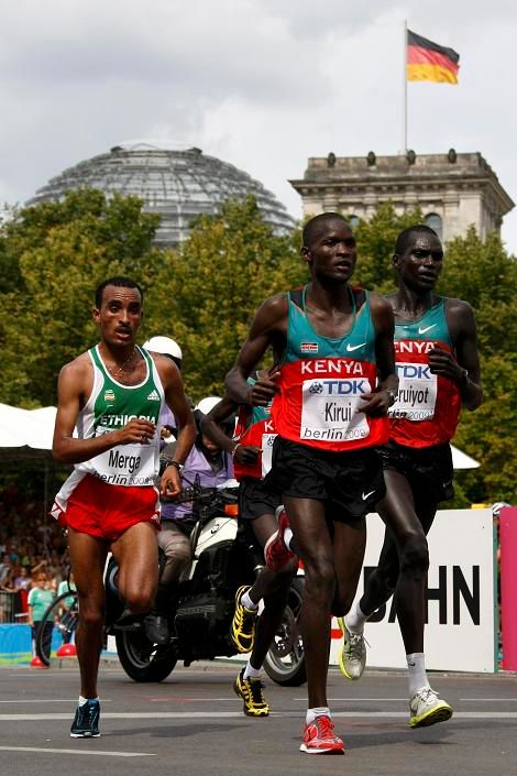 Maratonci v Berlíně | Foto: Reuters