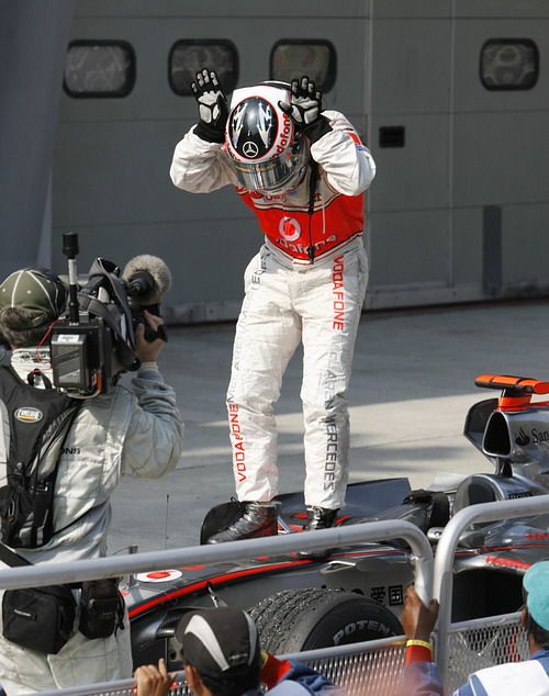 Fernando Alonso se raduje v boxech v Sepangu z vítěztsví ve Velké ceně Malajsie. | Foto: Reuters