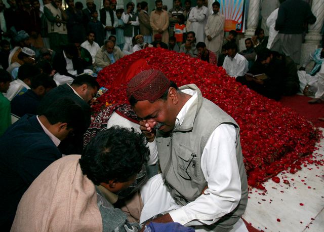 Pláč u hrobu Benazír Bhuttové v Garhi Khuda Bukhsh. | Foto: Reuters