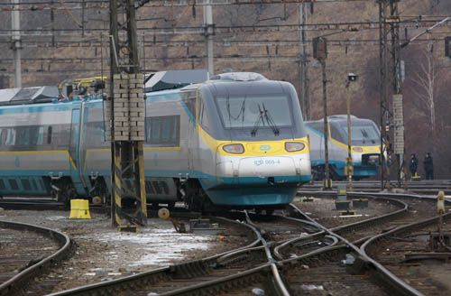 Z depa vyjíždí pomalu, rychleji si troufne až za výhybkami | Foto: Ondřej Besperát, Aktuálně.cz