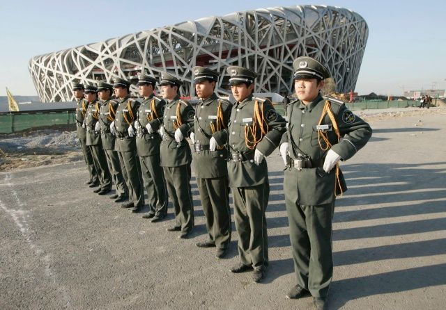 Bezpečnostní síly mají před stadionem pravidelné cvičení. Takto vypadá jejich nástup. | Foto: Reuters