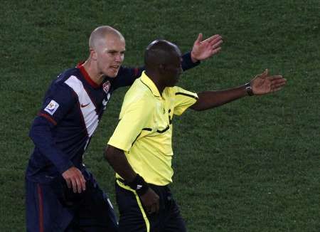 USA - SLOVINSKO (2). Michael Bradley se pak rozčiloval na sudího Komana Coulibalyho, nepomohlo to. | Foto: Reuters