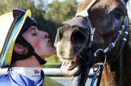 Žokej Josef Bartoš a jeho svěřenec Decent Fellow po vítězství ve Velké pardubické. | Foto: Reuters