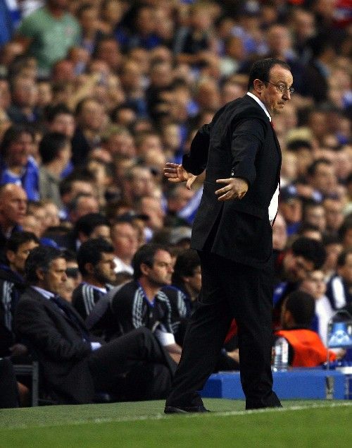 Kouč Chelsea José Mourinho (vlevo) sedí na lavičce, zatímci jeho liverpoolský protějšek Rafael Benitez v semifinále Ligy mistrů živě reaguje na dění na hřišti. | Foto: Reuters