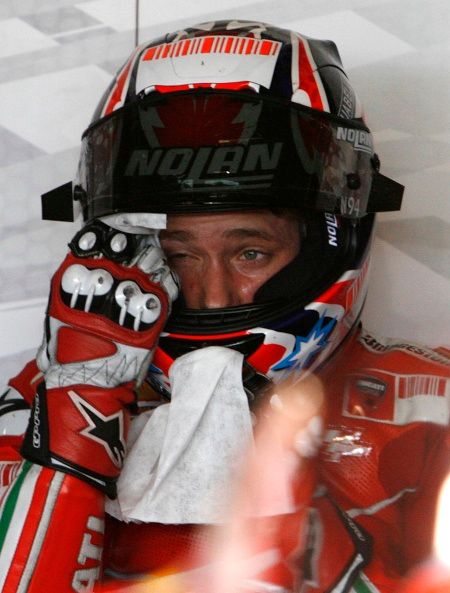 Caseymu Stonerovi, jezdci Ducati MotoGP, je v Británii velké vedro. | Foto: Reuters