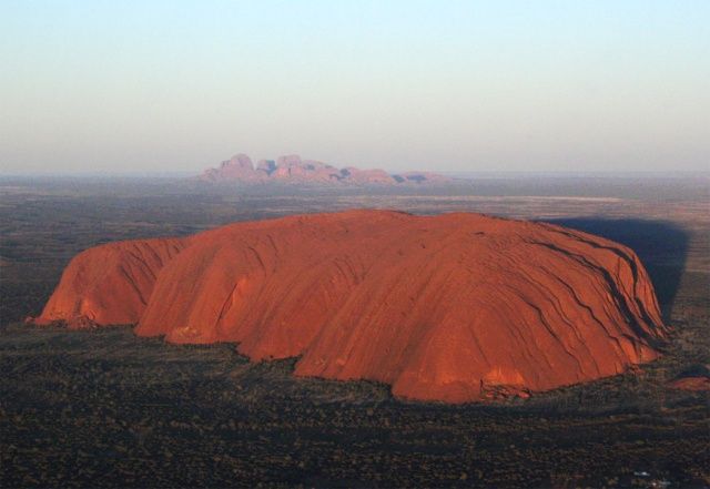 Skála Uluru alias Ayers Rock je vysoká 348 metrů a její obvod měří 9,4 kilometrů. | Foto: Leonard G