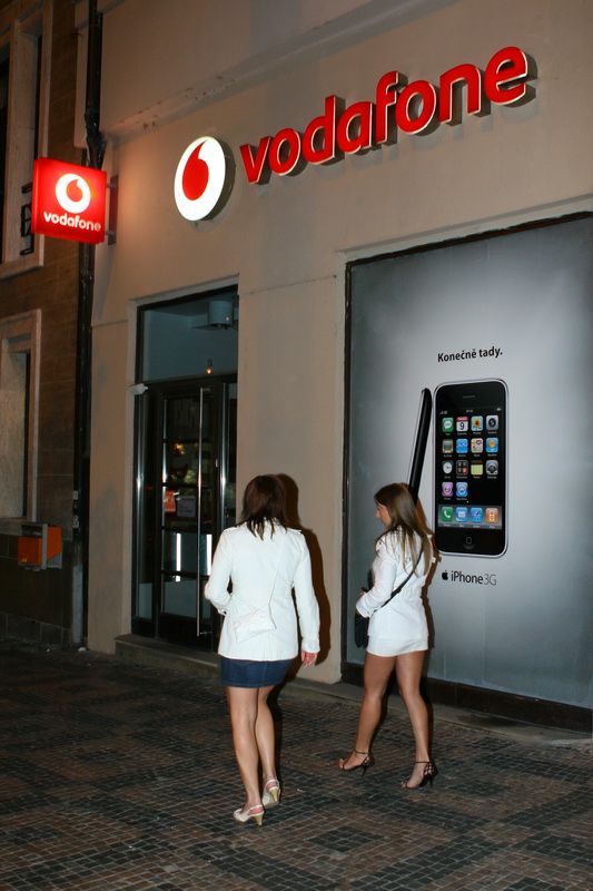 Klid před prodejnou Vodafone na Václavském náměstí. Tady se iPhone začne prodávat až v pátek ráno. | Foto: Roman Souček