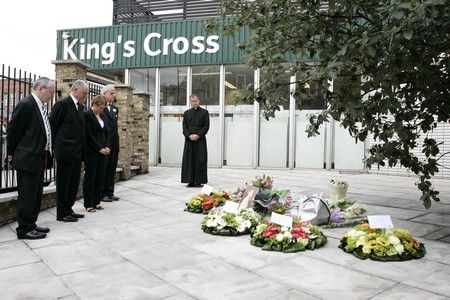 Přesně před rokem útočili ve stanici londýnského metra King´s Cross teroristé. Jejich oběti se tu po roce dočkaly tiché vzpomínky. | Foto: Reuters