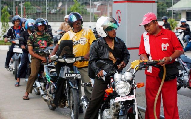 Přes víkend vylétly ceny benzinu o třetinu. Samarinda, Borneo | Foto: Reuters