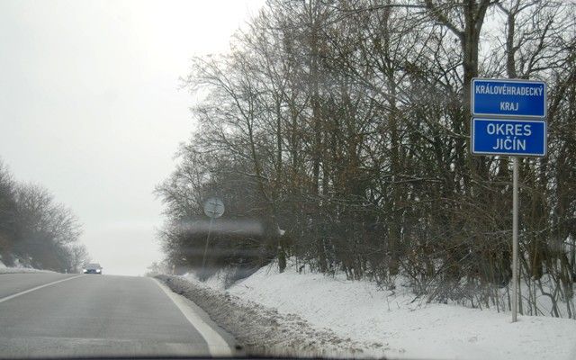 Ani při vjezdu do Královéhradeckého kraje se nic dramatického nedělo. Sníh byl již uklizen | Foto: Radek Pecák