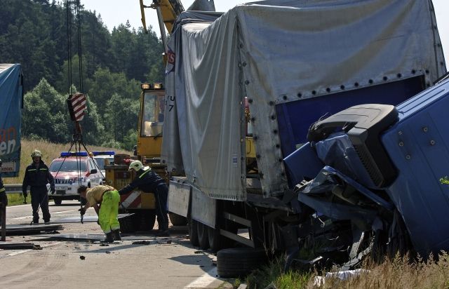 Kabina jednoho z kamionů byla zcela zdemolována ocelovými plechy, jež se na řidičovu kabinu přesunuly po nárazu. Řidič vyváznul s lehčími zraněními. | Foto: čtk