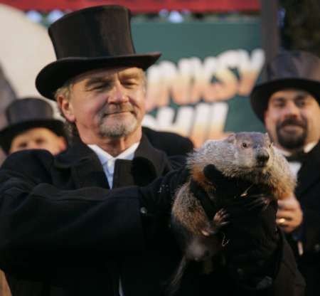 Na Philovu předpověď letos do městečka Punxsutawney na Goblerův vršek ke sviští noře dorazilo 13 tisíc diváků. | Foto: Reuters