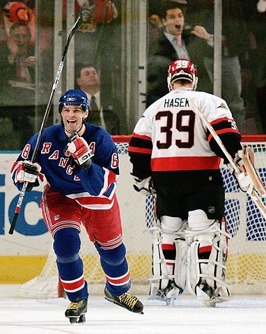 Jaromír Jágr z New Yorku Rangers (vlevo) se raduje z gólu v brance ottawského gólmana Dominika Haška. | Foto: Reuters