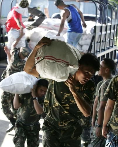 Vojáci vykládají humanitární pomoc pro postižené tajfunem. | Foto: reuters