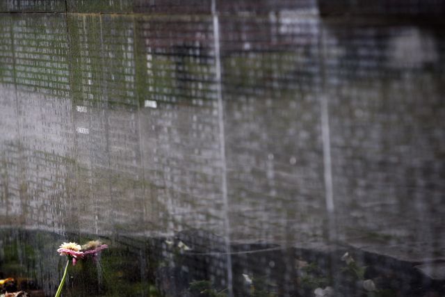 Květina u pomníku dvaceti tisíc obětem bulharského komunistického režimu v Sofii. | Foto: Reuters