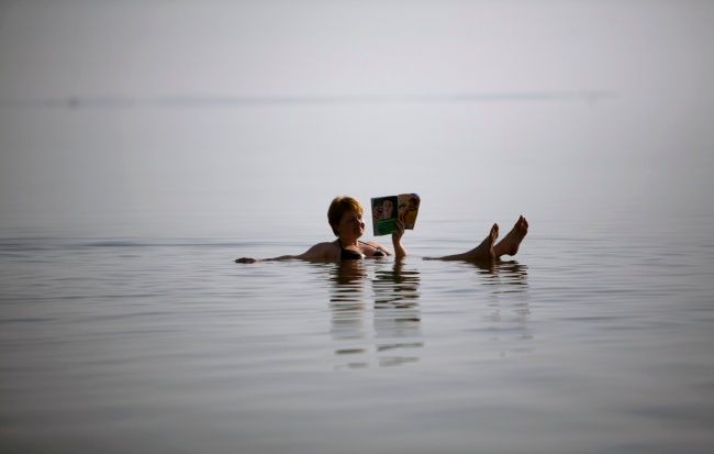 Žena se nadnáší v Mrtvém moři u Ein Bokem | Foto: Reuters