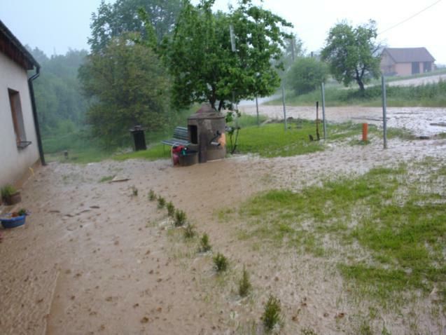 Přívalové deště často doslova ,,přivádějí" pole až k domu... | Foto: Kooperativa