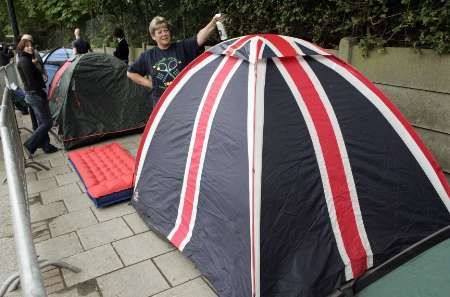 Ve Wimbledonu se dá i stanovat. | Foto: Reuters