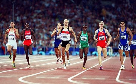 Německý atlet Nils Schumann (uprostřed v bílém tílku a černých trenýrkách) si v Sydney běží pro olympijské v závodě na 800 metrů | Foto: Reuters