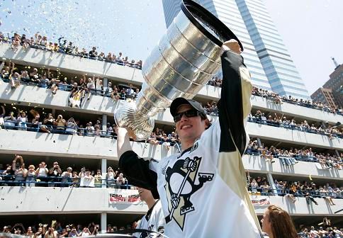 Sidney Crosby ukazuje Stanley Cup | Foto: Reuters