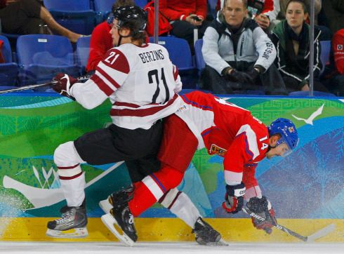 Plekanec bojuje u mantinelu s Berzinsem | Foto: Reuters