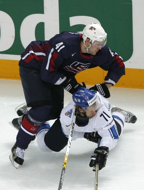 Američan Andrew Alberts (vlevo) sráží ve čtvrtfinále světového šampionátu finského útočníka Tomi Kallia. | Foto: Reuters