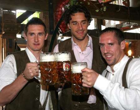 Fotbalisté Bayernu Mnichov Miroslav Klose, Luca Toni a Franck Ribery (zleva)na mnichovském Oktober festu. | Foto: Reuters