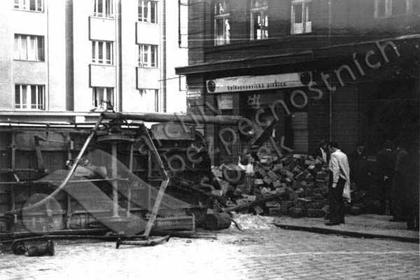 Ke stavbě barikád se používalo vše, co bylo po ruce. Dlažební kostky a dopravní prostředky patřily k nejvíce používaným materiálům | Foto: Archiv bezpečnostních složek