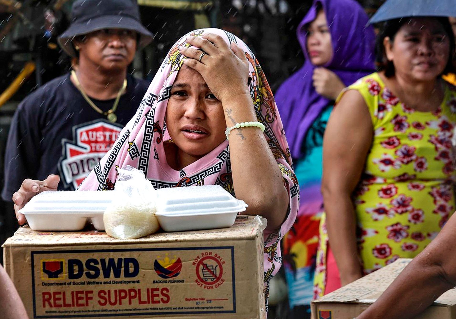 Na Filipíny letos udeřil už jednadvacátý tajfun, rozmetal obydlí a lámal stromy