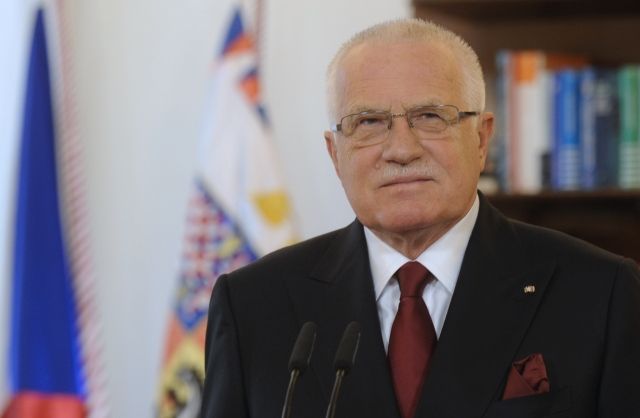 Prezident Václav Klaus pózuje fotoreportérům 1. ledna 2012 na Pražském hradě krátce předtím, než v přímém televizním a rozhlasovém přenosu přednesl novoroční projev. | Foto: ČTK