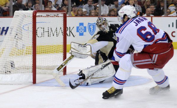 Jaromír Jágr měl ve druhém semifinále šance, ale Marc-Andre Fleury v brance Pittsburghu zůstal neprůstřelný. | Foto: Reuters