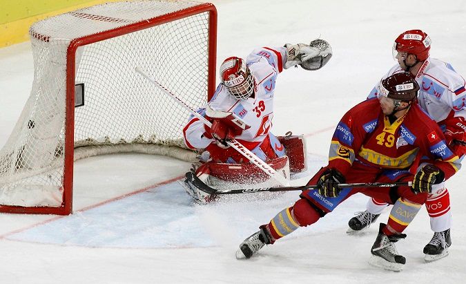 Spengler Cup: Dominik Hašek, Paul Savary a Andrej Sidjakin | Foto: Reuters