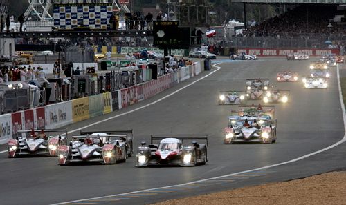 Start 24 hodin v Le Mans. V čele byl ještě Peugeot 908 Sébastiana Bourdaise, který však v další zatáčce udělal chybu a do vedení šlo Audi. | Foto: Reuters