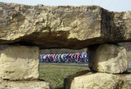 Účastnící etapy cyklistikého závodu Paříž - Nice na trati druhé etapy. | Foto: Reuters