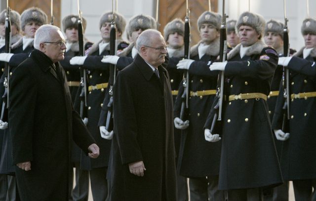 Ivan Gašparovič s Václavem Klausem na Pražském hradě. | Foto: Reuters