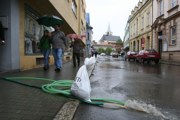 V neděli v osm večer vyhlásili ve Valašském Meziříčí druhý povodňový stupeň, aby ho za půl hodiny zvýšili na třetí. 
 Zde si prohlédněte, jak se situace vyvíjela od nedělního večera. | Foto: Karel Toman