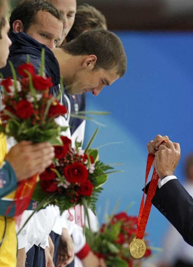 Michael Phelps se sklání. Ne před soupeři, ale pro osmou zlatou olympijskou medaili. | Foto: Reuters